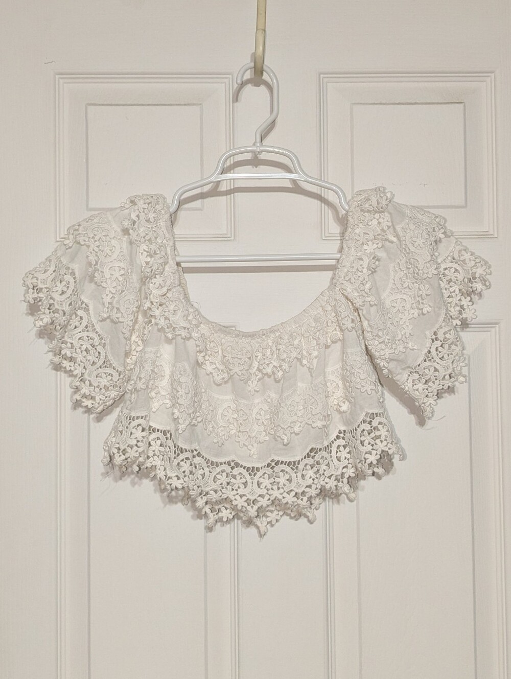 Hot & Delicious White Crochet Lace Off-Shoulder Crop Top - Sm